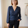 Blouse satinée à l’éclat subtil – Marine